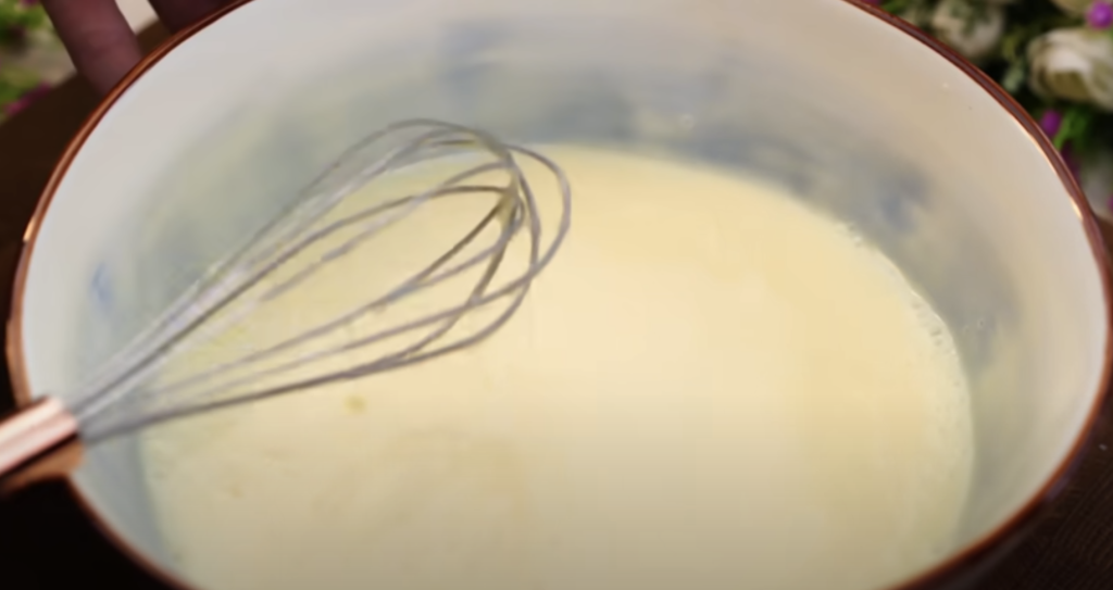 Nadýchaný citronový chlebíček s kondenzovaným mlékem, který potěší svou jemnou a svěží chutí