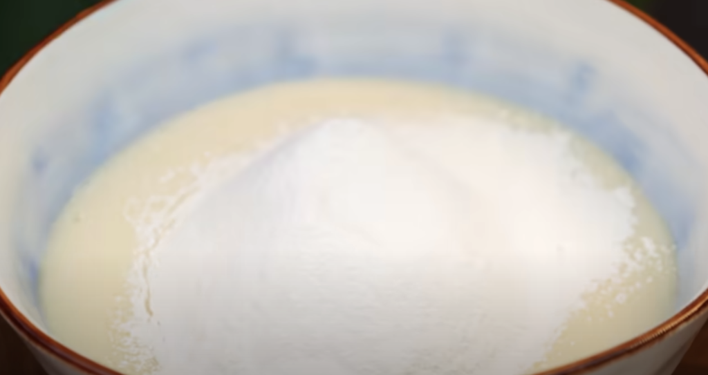 Nadýchaný citronový chlebíček s kondenzovaným mlékem, který potěší svou jemnou a svěží chutí