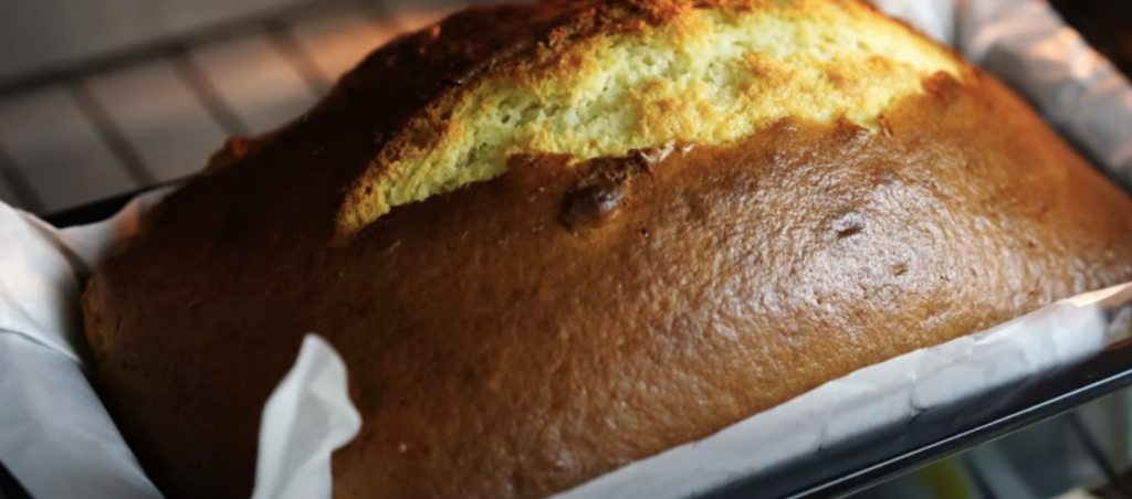 Nadýchaný citronový chlebíček s kondenzovaným mlékem, který potěší svou jemnou a svěží chutí