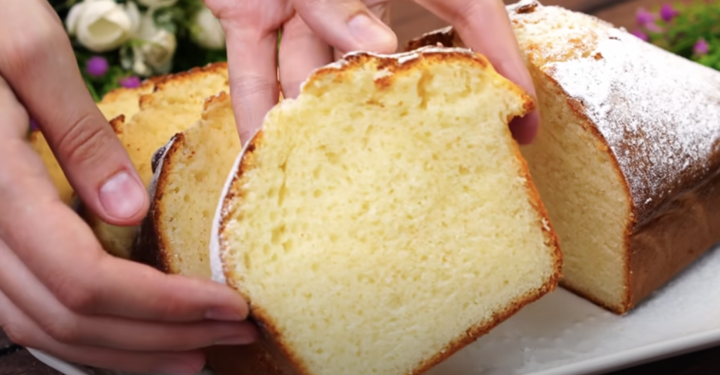 Nadýchaný citronový chlebíček s kondenzovaným mlékem, který potěší svou jemnou a svěží chutí