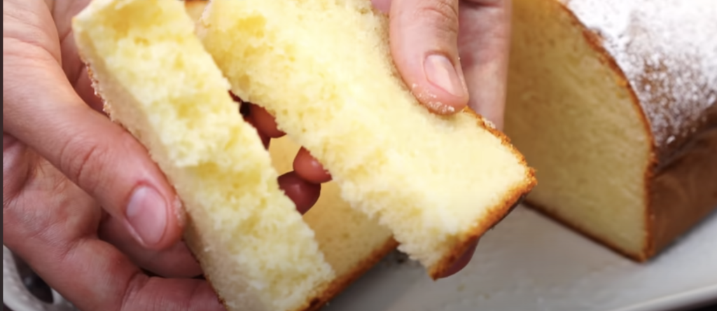 Nadýchaný citronový chlebíček s kondenzovaným mlékem, který potěší svou jemnou a svěží chutí
