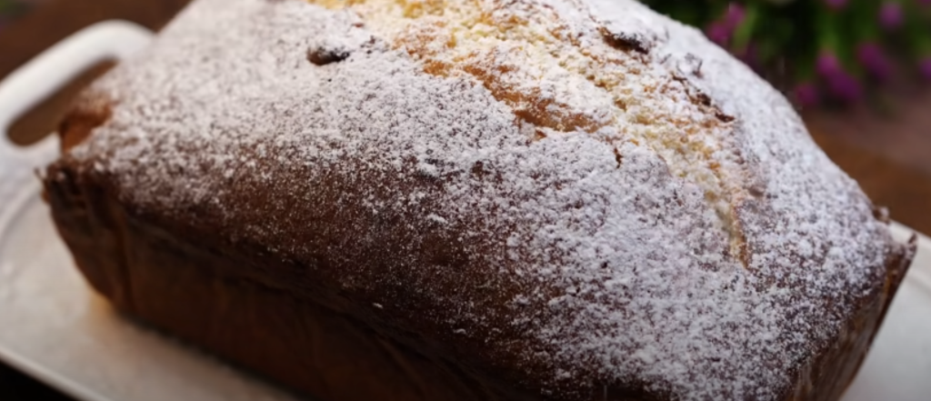 Nadýchaný citronový chlebíček s kondenzovaným mlékem, který potěší svou jemnou a svěží chutí