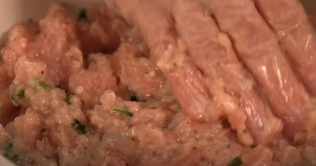 Tortilly plněné kuřecím masem s aromatickou rajčatovou omáčkou