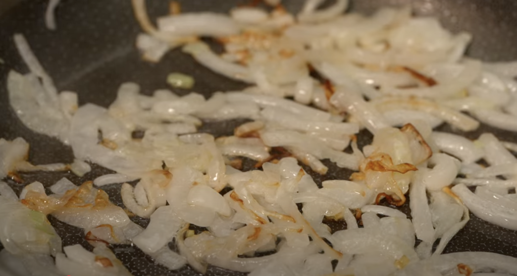 Zapečené bílé zelí s klobásou, smetanou a sýrem – snadný a chutný recept do trouby