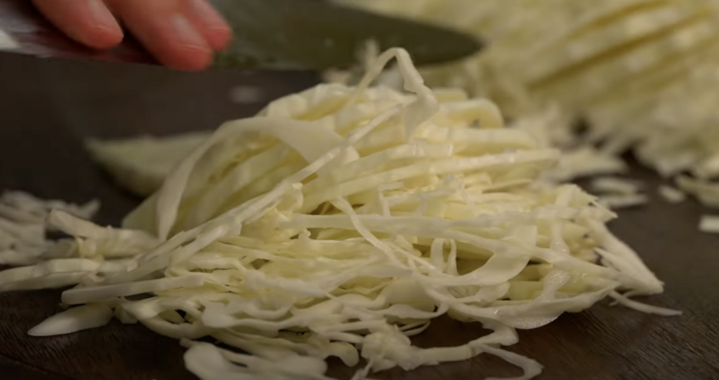 Zapečené bílé zelí s klobásou, smetanou a sýrem – snadný a chutný recept do trouby