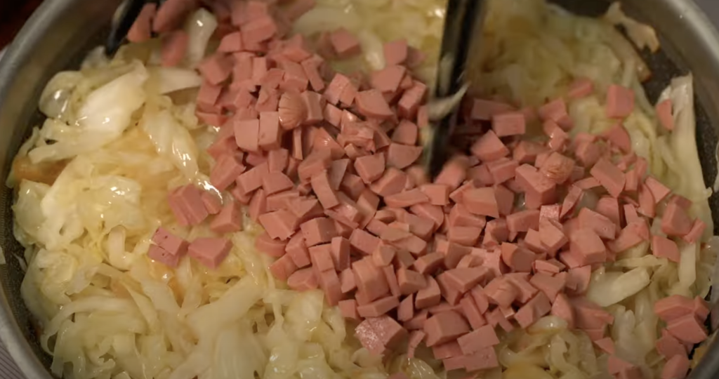 Zapečené bílé zelí s klobásou, smetanou a sýrem – snadný a chutný recept do trouby