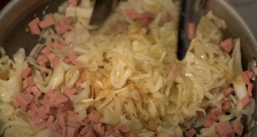 Zapečené bílé zelí s klobásou, smetanou a sýrem – snadný a chutný recept do trouby