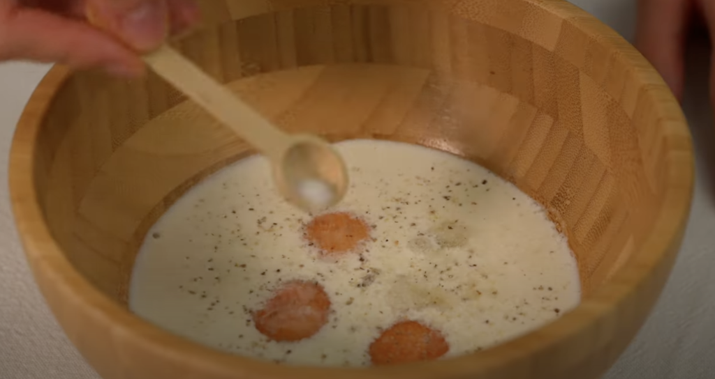 Zapečené bílé zelí s klobásou, smetanou a sýrem – snadný a chutný recept do trouby