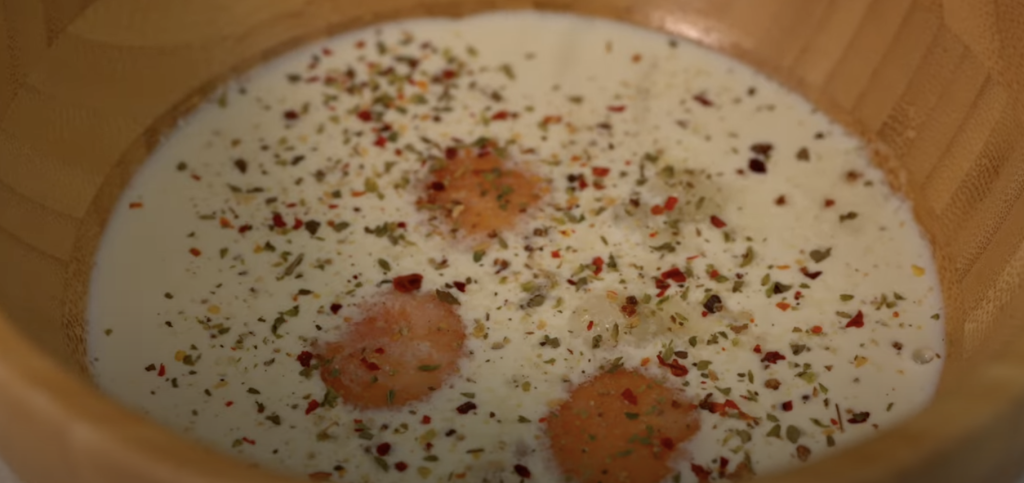 Zapečené bílé zelí s klobásou, smetanou a sýrem – snadný a chutný recept do trouby