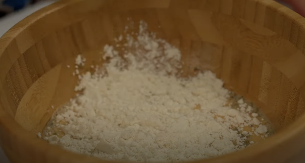 Zapečené bílé zelí s klobásou, smetanou a sýrem – snadný a chutný recept do trouby