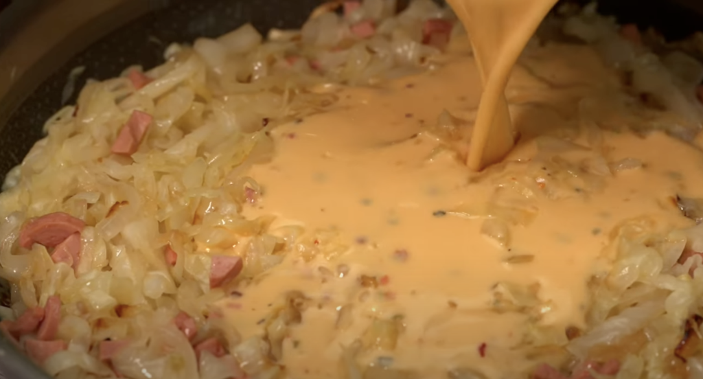 Zapečené bílé zelí s klobásou, smetanou a sýrem – snadný a chutný recept do trouby