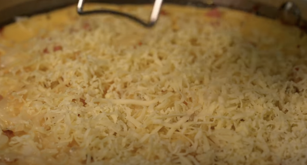 Zapečené bílé zelí s klobásou, smetanou a sýrem – snadný a chutný recept do trouby