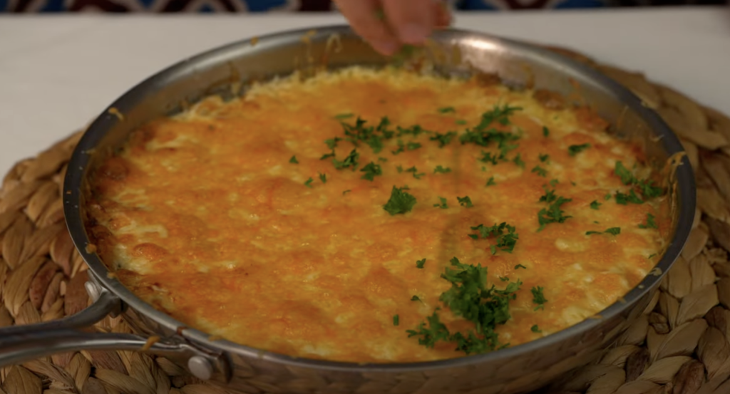 Zapečené bílé zelí s klobásou, smetanou a sýrem – snadný a chutný recept do trouby