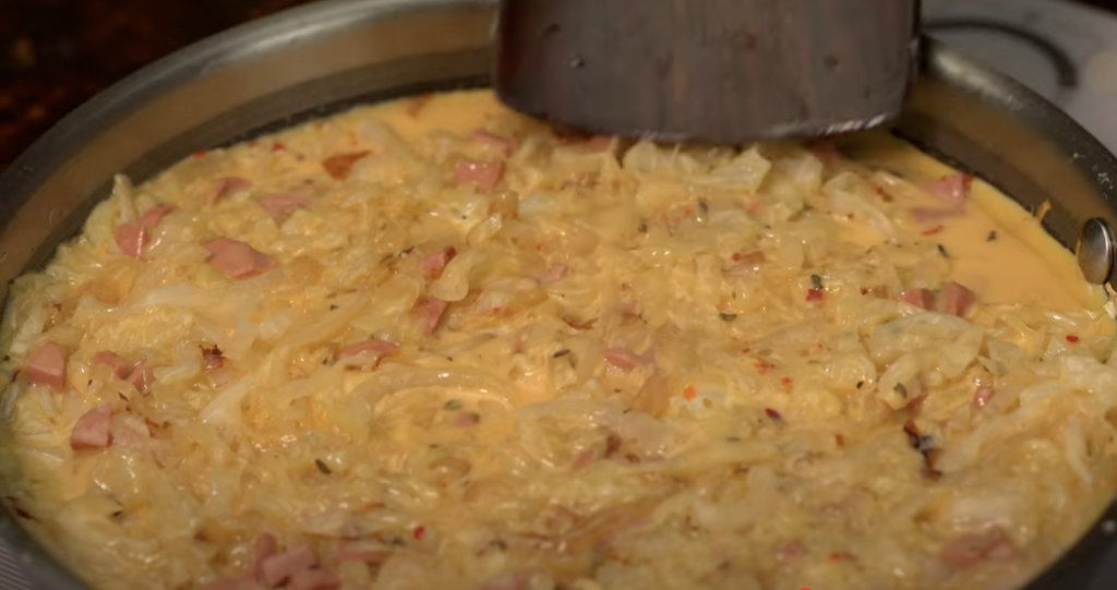 Zapečené bílé zelí s klobásou, smetanou a sýrem – snadný a chutný recept do trouby