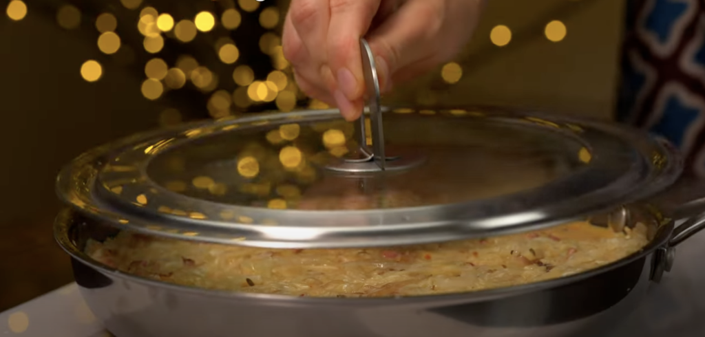 Zapečené bílé zelí s klobásou, smetanou a sýrem – snadný a chutný recept do trouby