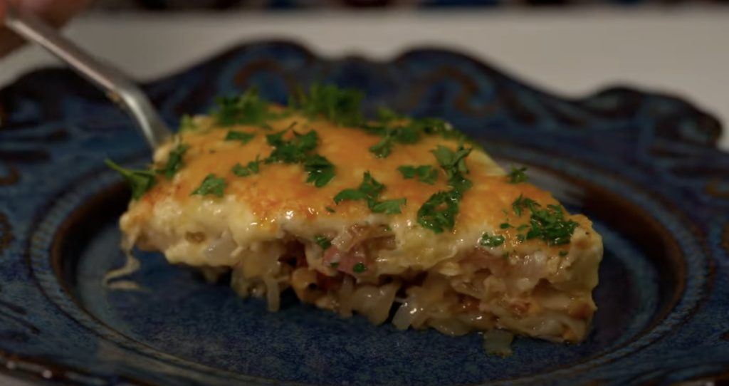 Zapečené bílé zelí s klobásou, smetanou a sýrem – snadný a chutný recept do trouby