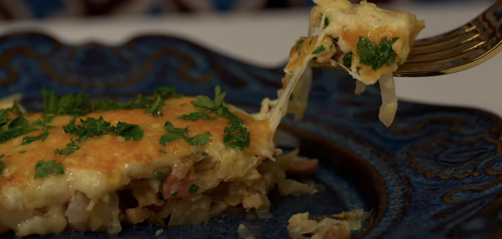 Zapečené bílé zelí s klobásou, smetanou a sýrem – snadný a chutný recept do trouby