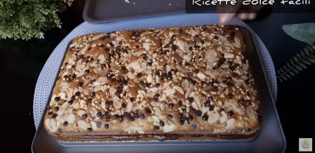 Nadýchaný mandlový koláč s čokoládovými lupínky, oříšky a jemným čokoládovým krémem