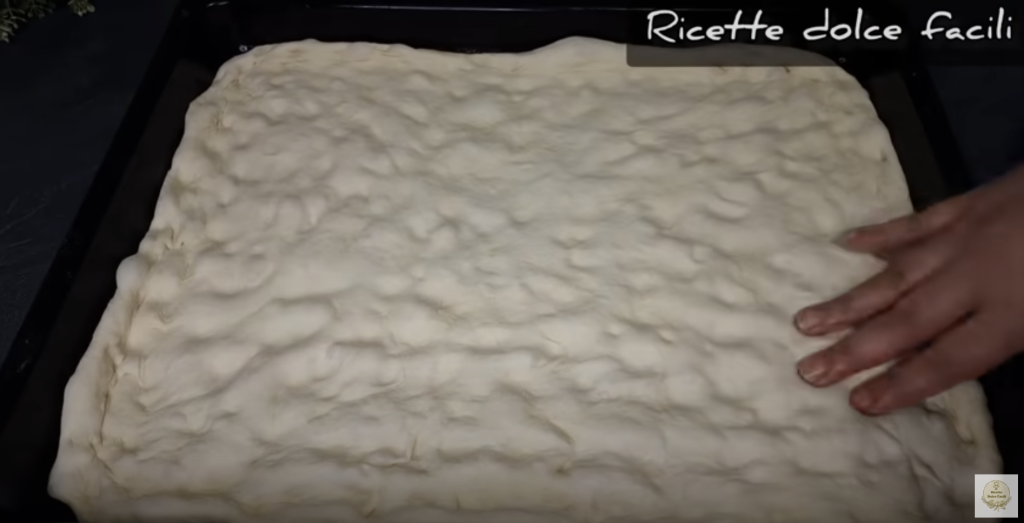 Domácí pizza XXL s tuňákem, mozzarellou a černými olivami