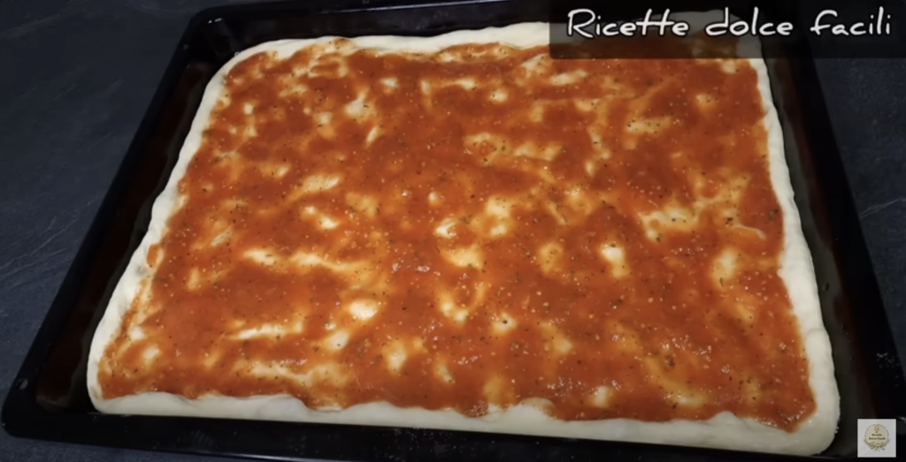 Domácí pizza XXL s tuňákem, mozzarellou a černými olivami