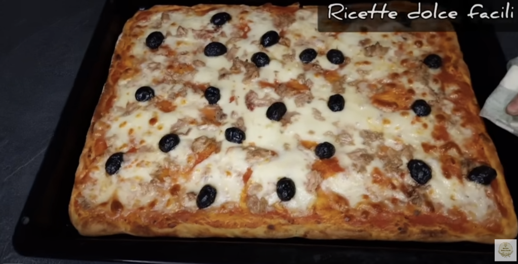 Domácí pizza XXL s tuňákem, mozzarellou a černými olivami