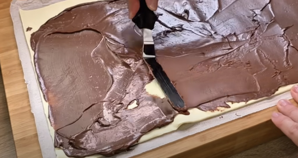 Křupavé listové trojúhelníčky s Nutellou a lískovými ořechy – snadná a bleskurychlá příprava