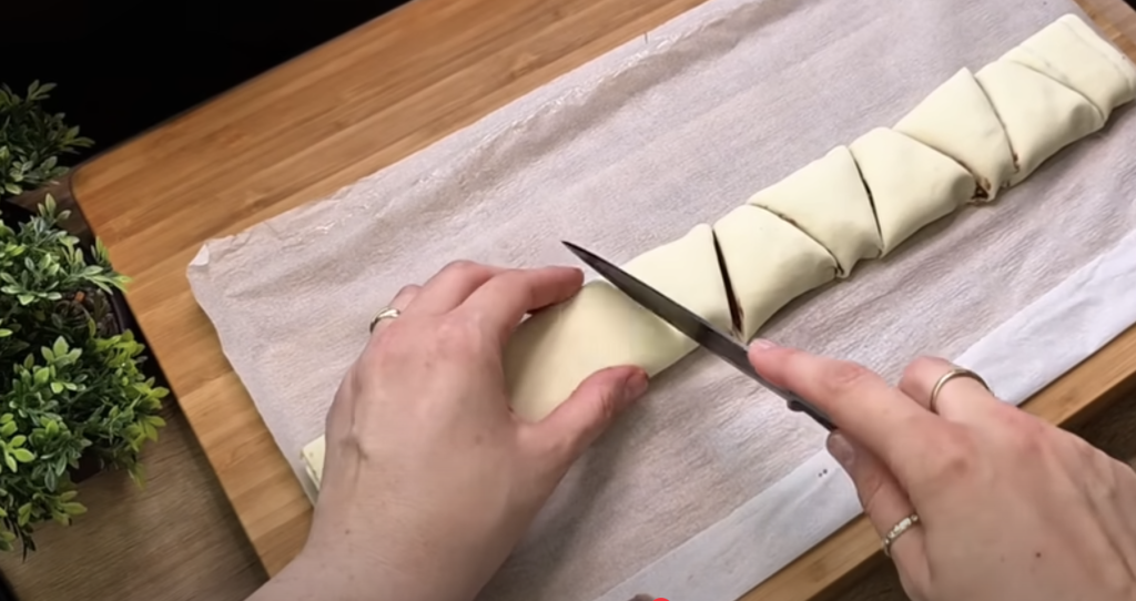 Křupavé listové trojúhelníčky s Nutellou a lískovými ořechy – snadná a bleskurychlá příprava