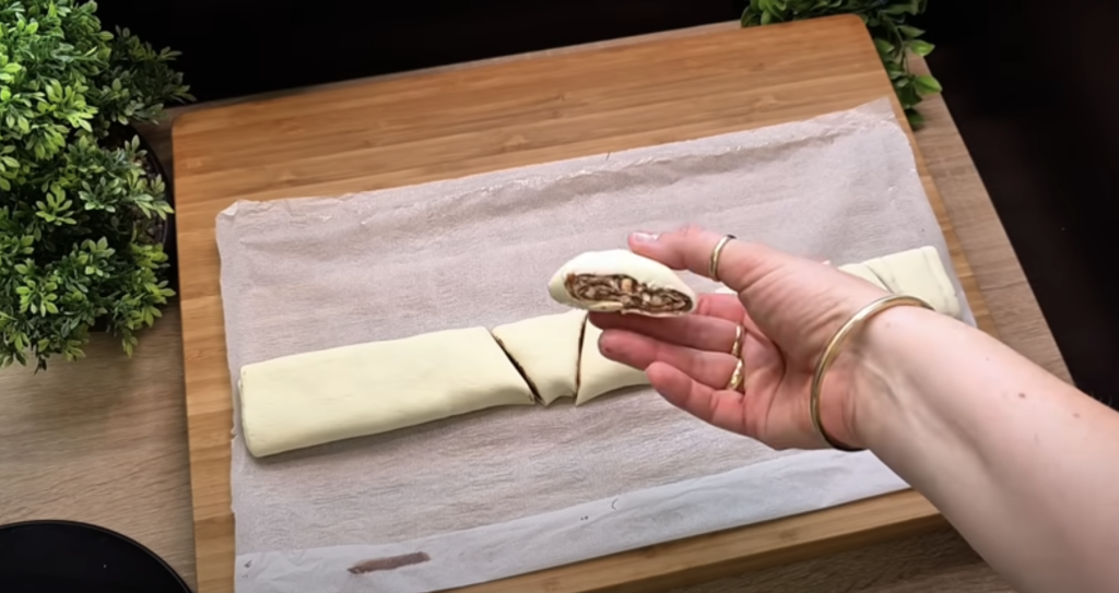 Křupavé listové trojúhelníčky s Nutellou a lískovými ořechy – snadná a bleskurychlá příprava