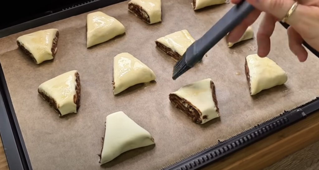 Křupavé listové trojúhelníčky s Nutellou a lískovými ořechy – snadná a bleskurychlá příprava