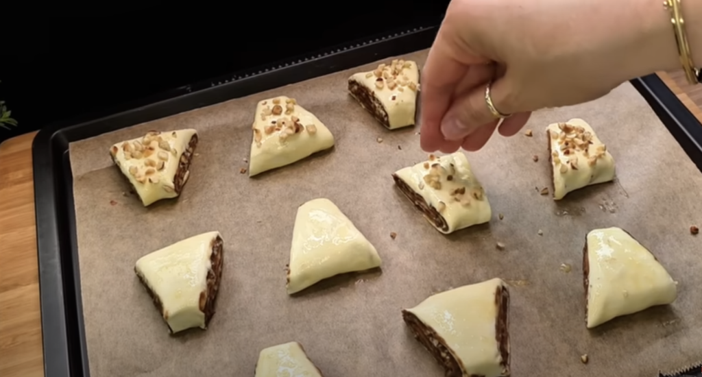 Křupavé listové trojúhelníčky s Nutellou a lískovými ořechy – snadná a bleskurychlá příprava