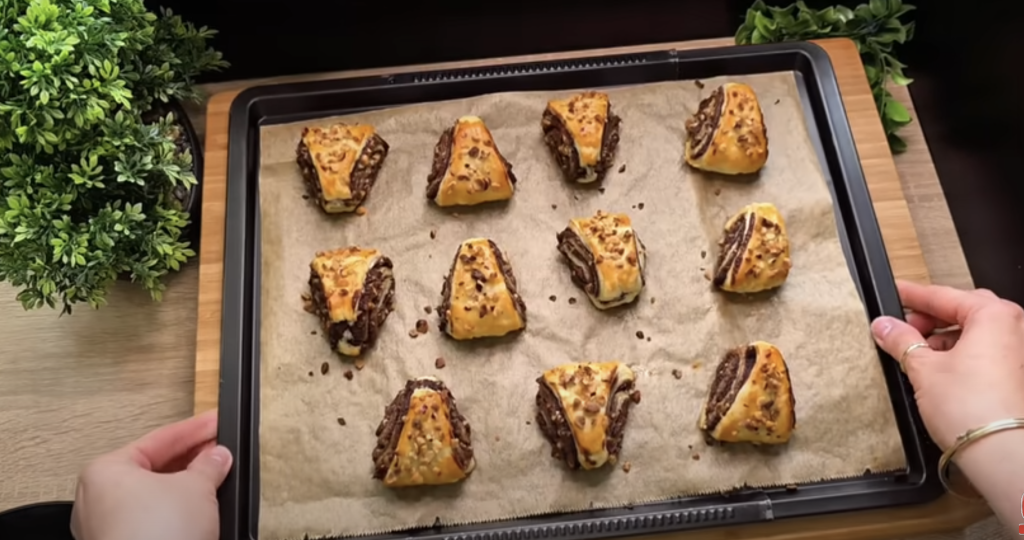 Křupavé listové trojúhelníčky s Nutellou a lískovými ořechy – snadná a bleskurychlá příprava