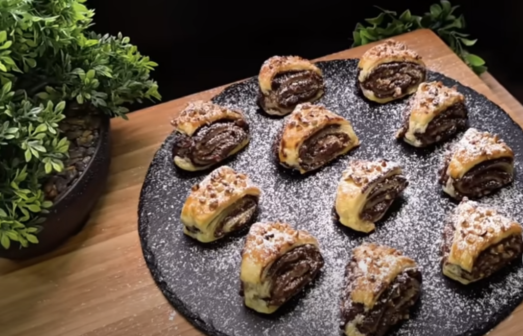 Křupavé listové trojúhelníčky s Nutellou a lískovými ořechy – snadná a bleskurychlá příprava