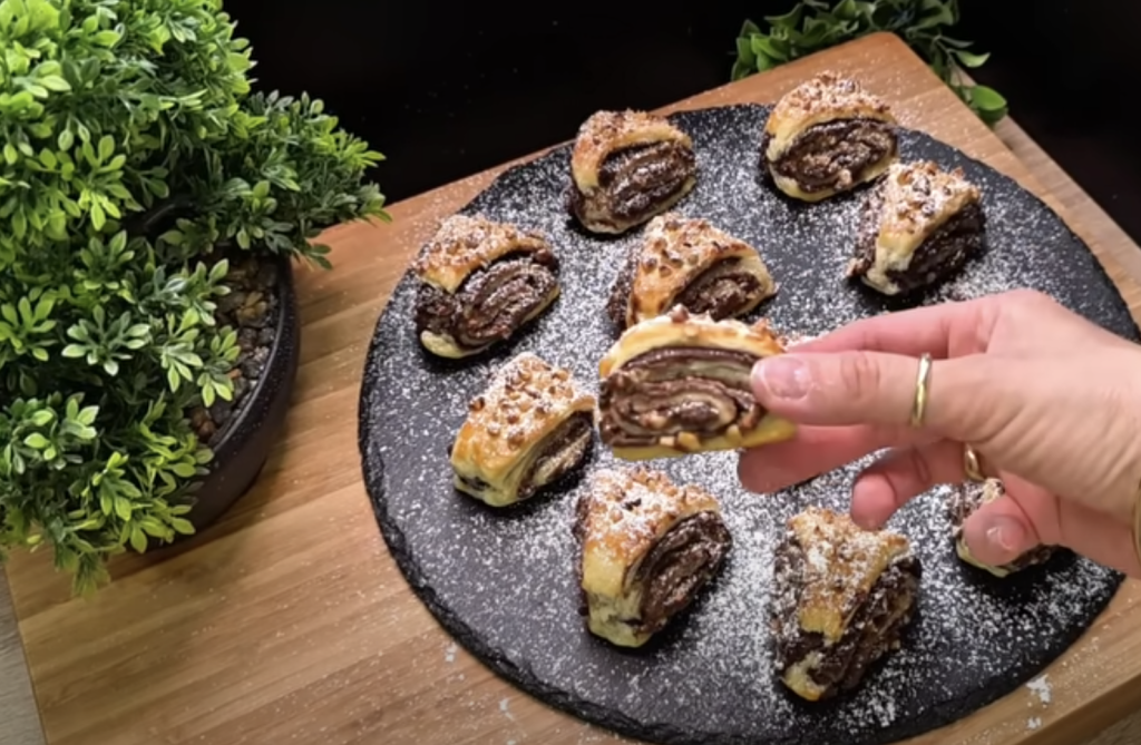 Křupavé listové trojúhelníčky s Nutellou a lískovými ořechy – snadná a bleskurychlá příprava