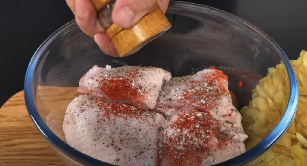 Kuřecí stehna v krémové žampionové omáčce s parmazánem a restovanými bramborami s cibulkou