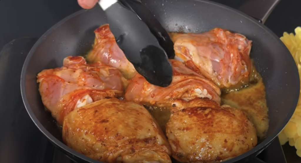 Kuřecí stehna v krémové žampionové omáčce s parmazánem a restovanými bramborami s cibulkou