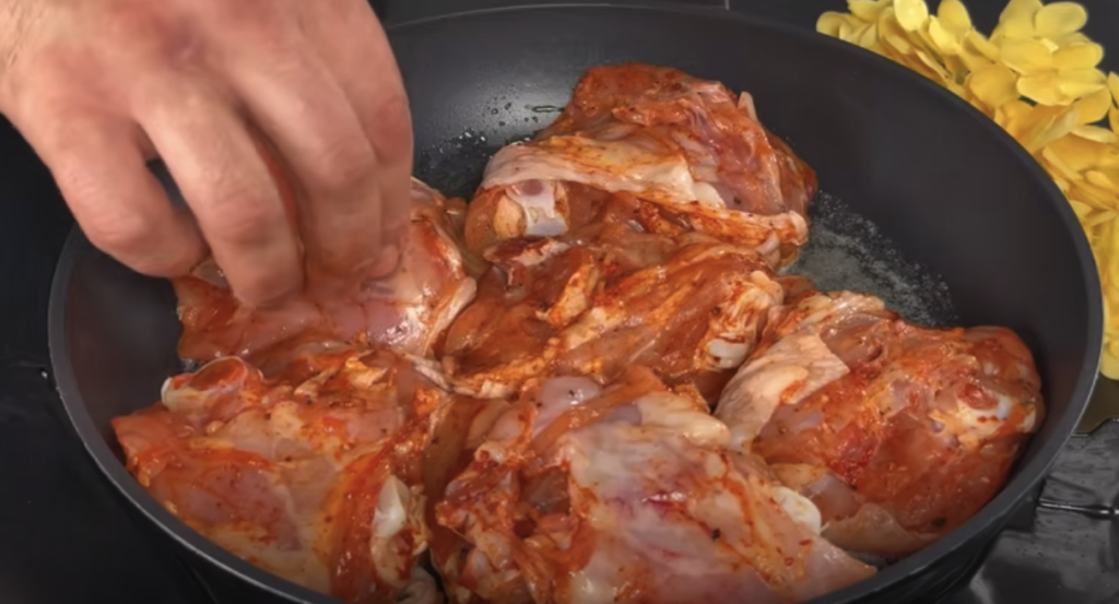 Kuřecí stehna v krémové žampionové omáčce s parmazánem a restovanými bramborami s cibulkou