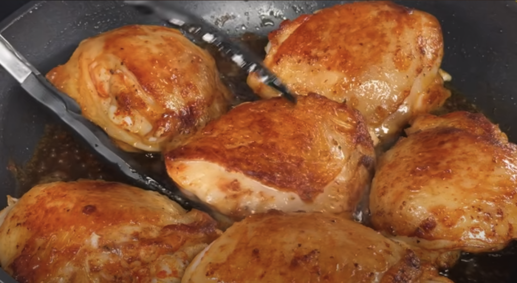 Kuřecí stehna v krémové žampionové omáčce s parmazánem a restovanými bramborami s cibulkou