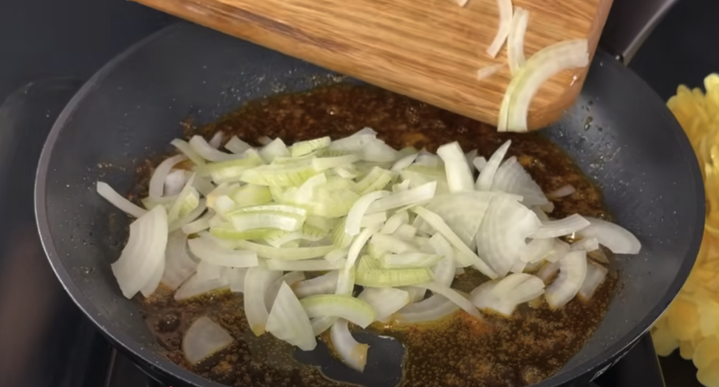 Kuřecí stehna v krémové žampionové omáčce s parmazánem a restovanými bramborami s cibulkou