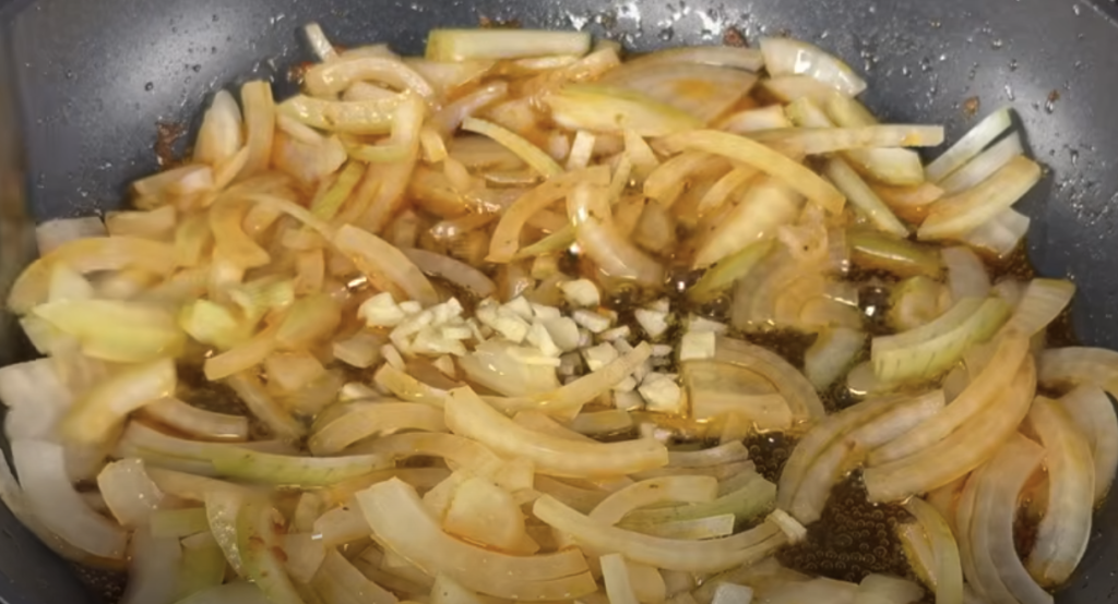 Kuřecí stehna v krémové žampionové omáčce s parmazánem a restovanými bramborami s cibulkou