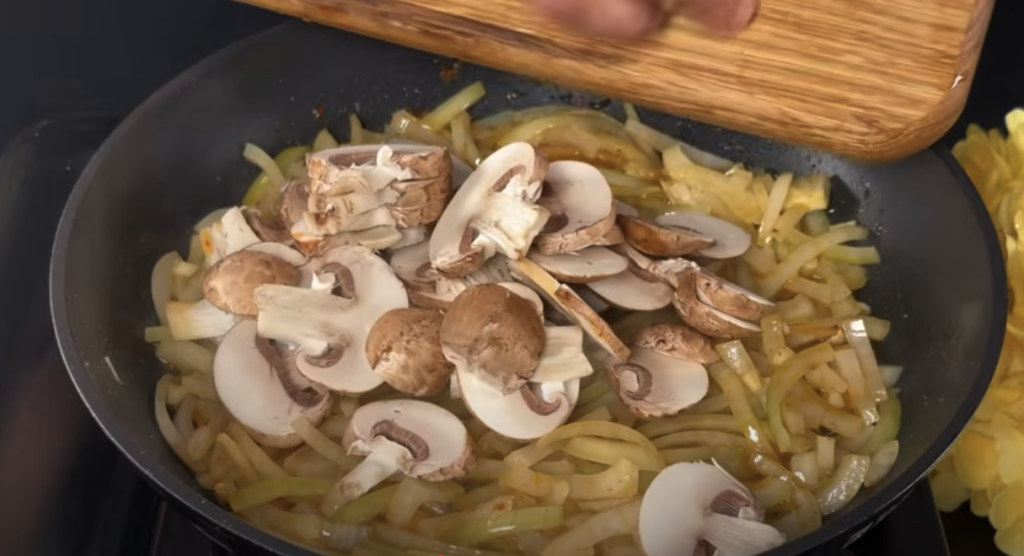 Kuřecí stehna v krémové žampionové omáčce s parmazánem a restovanými bramborami s cibulkou