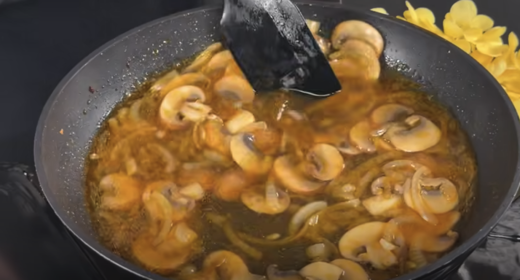 Kuřecí stehna v krémové žampionové omáčce s parmazánem a restovanými bramborami s cibulkou