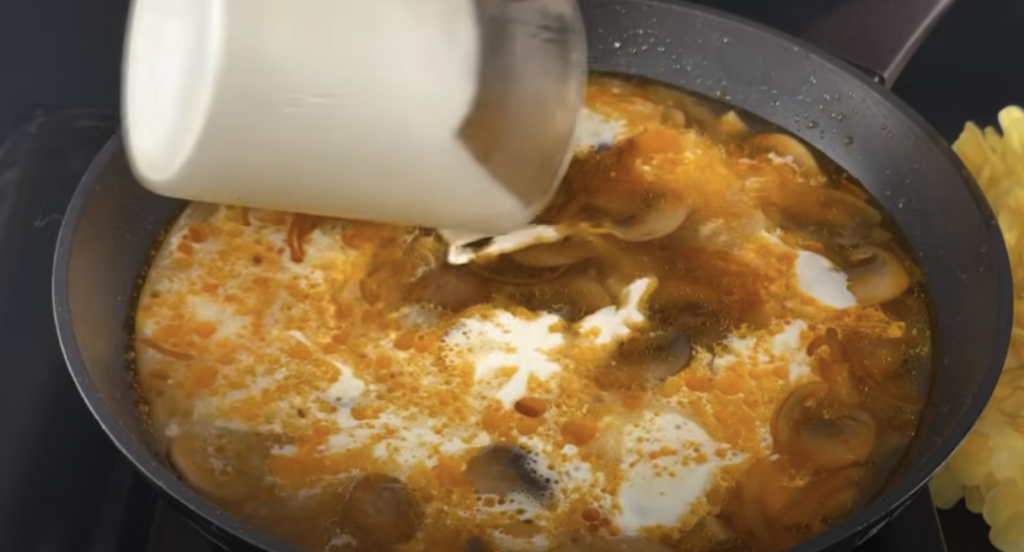 Kuřecí stehna v krémové žampionové omáčce s parmazánem a restovanými bramborami s cibulkou