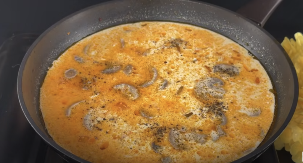 Kuřecí stehna v krémové žampionové omáčce s parmazánem a restovanými bramborami s cibulkou