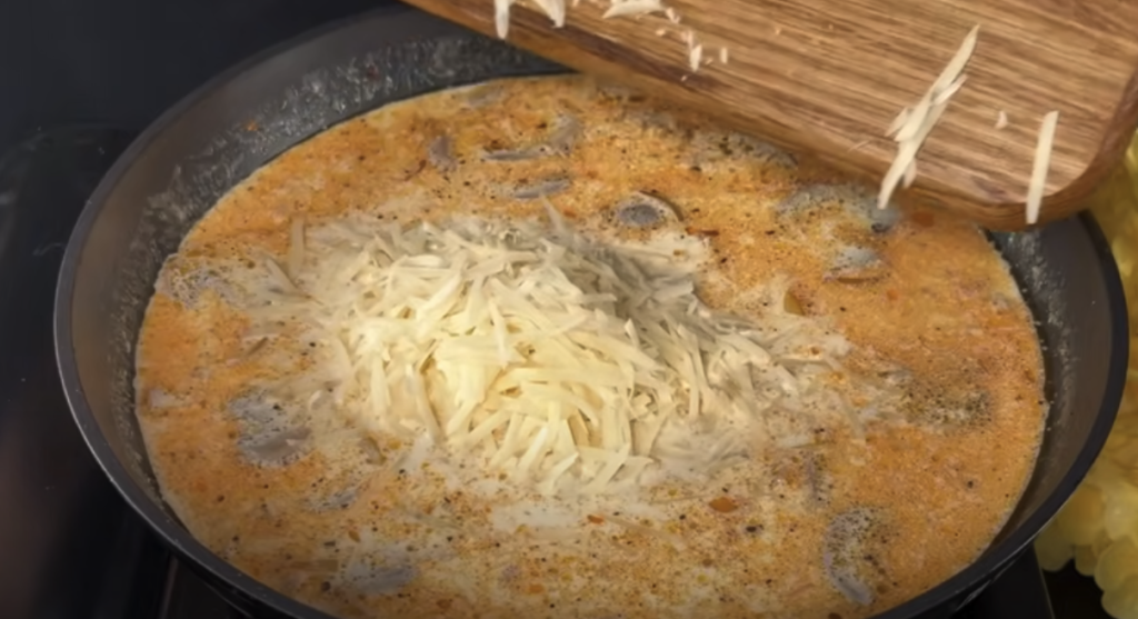 Kuřecí stehna v krémové žampionové omáčce s parmazánem a restovanými bramborami s cibulkou