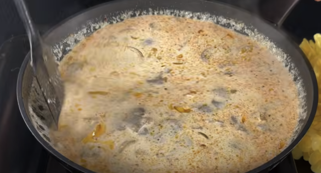 Kuřecí stehna v krémové žampionové omáčce s parmazánem a restovanými bramborami s cibulkou