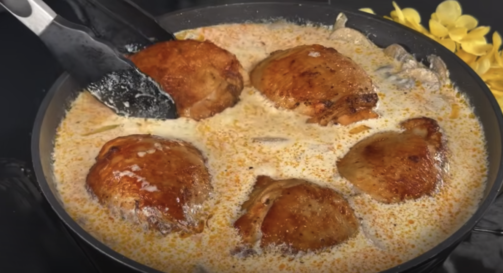 Kuřecí stehna v krémové žampionové omáčce s parmazánem a restovanými bramborami s cibulkou