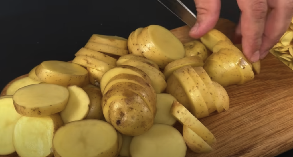 Kuřecí stehna v krémové žampionové omáčce s parmazánem a restovanými bramborami s cibulkou