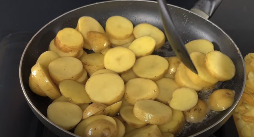 Kuřecí stehna v krémové žampionové omáčce s parmazánem a restovanými bramborami s cibulkou