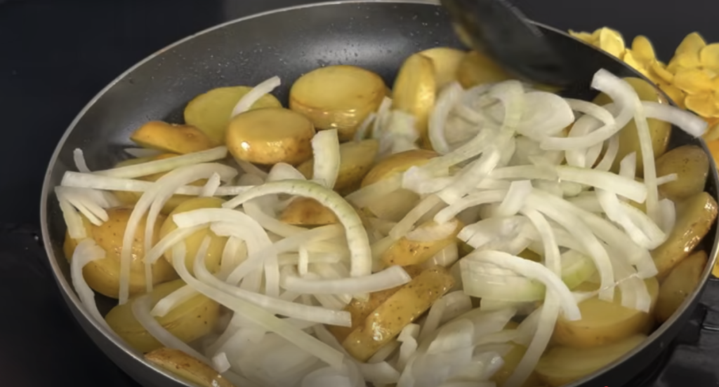 Kuřecí stehna v krémové žampionové omáčce s parmazánem a restovanými bramborami s cibulkou