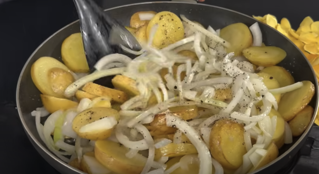 Kuřecí stehna v krémové žampionové omáčce s parmazánem a restovanými bramborami s cibulkou